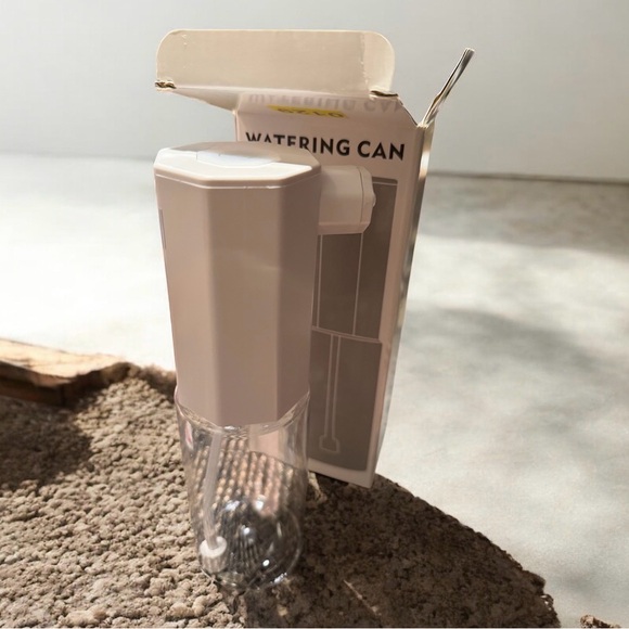 Electric USB rechargeable Foam Watering Can - Picture 2 of 2